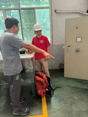Nhân viên DQP khảo sát UPS tại nhà máy